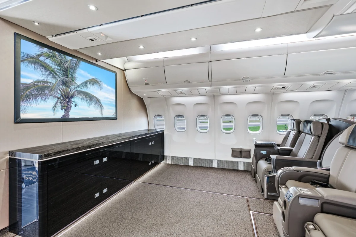 Business aircraft cabin with connectivity technology